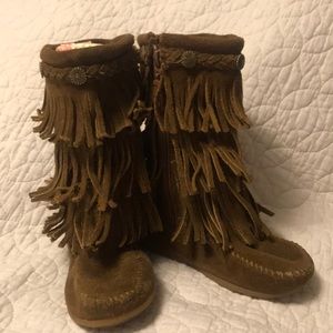 Minnetonka Tall Fringe Moccasin Boots Girls 10